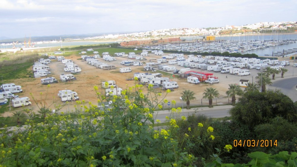 Tämä parkkipaikka on Portimãon marinan naapurina. Saman kokoinen satama-allas on kuvasta oikealla