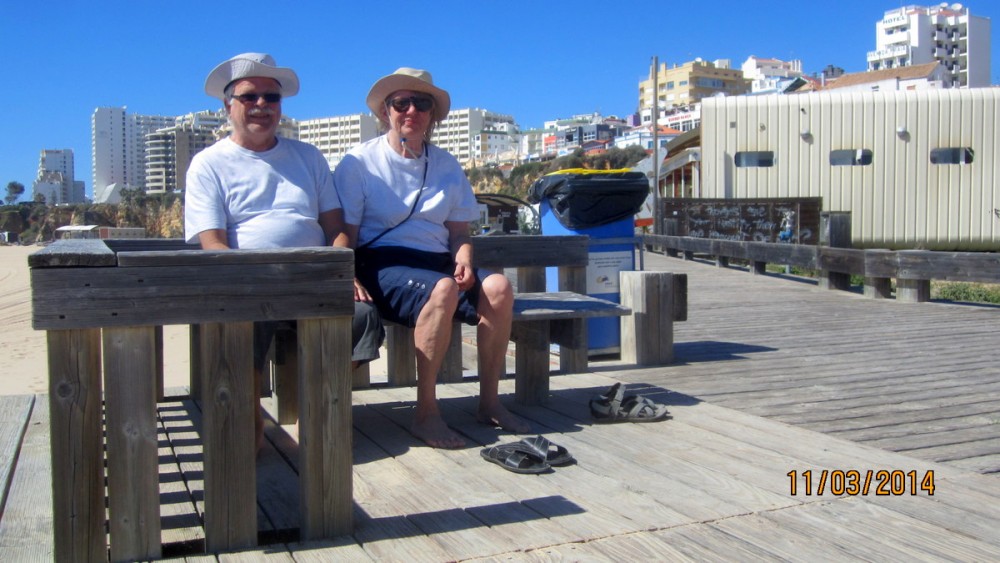 Praia da Rocha rannassa kulkee puusilta jota myöten voi kulkea pyörätuolilla ja rollaattorilla, joka vissin on meidän viimeinen ajopeli jolla aikanaan ajelemme