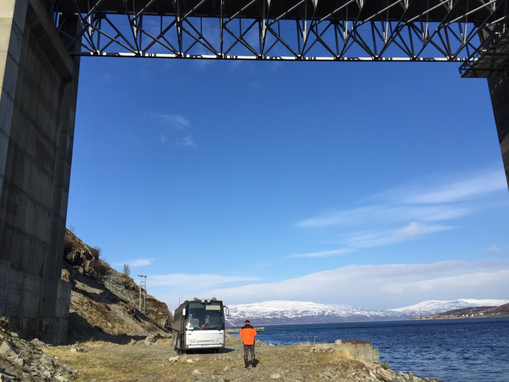 Kvallsundin sillan alla kalassa