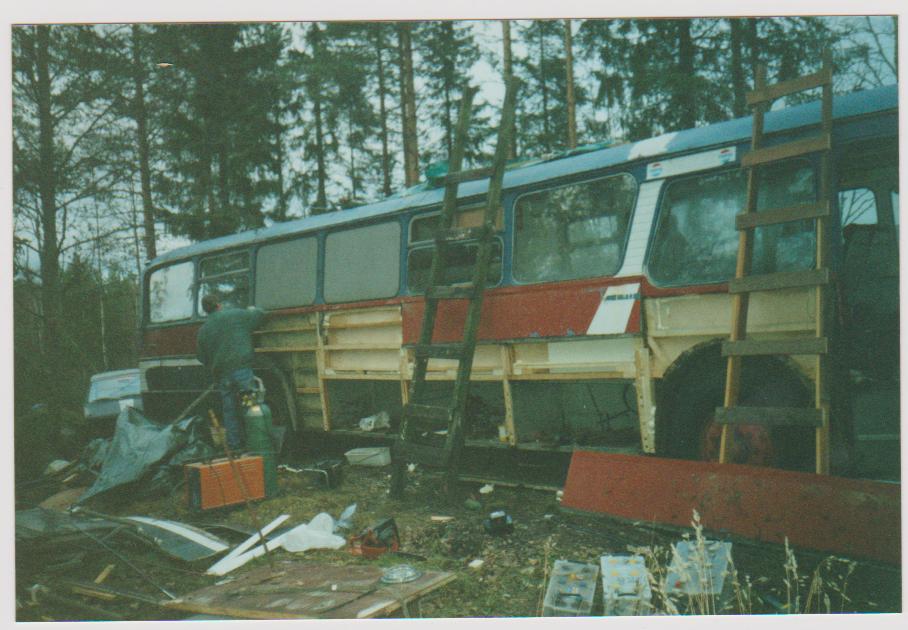 Sitten elettiin vuotta 2000 Käytiin petäjävedeltä ostamassa Scania vabis -69 eikä pitäny kun pari runkopuuta vaihtaa.... noh meni niitä muutama, oltiin petäjävedellä ostamassa vabista niin Pate Mustajärvi soitti juuri myyjälle että olis tulossa katsomaan Bussia, maksettiin 5000mk ja lähdettiin (PIENEEEN!!) remonttiin.