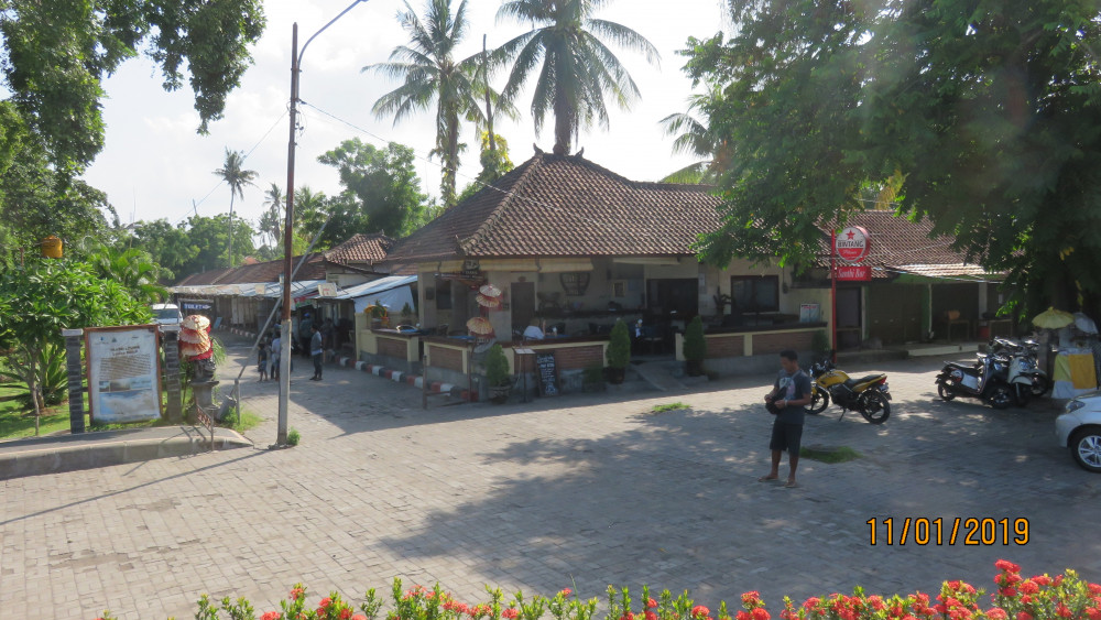 Bintang Bali päivällä ulkopuolelta nähtynä