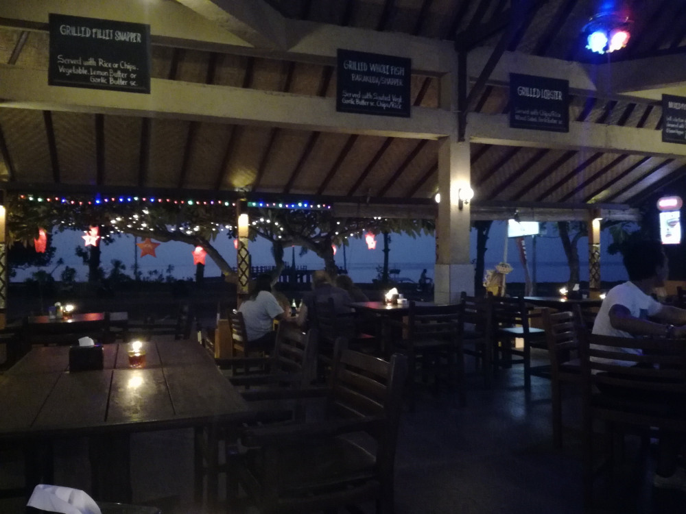 Bintang Bali ravintolasta merelle iltahämärässä