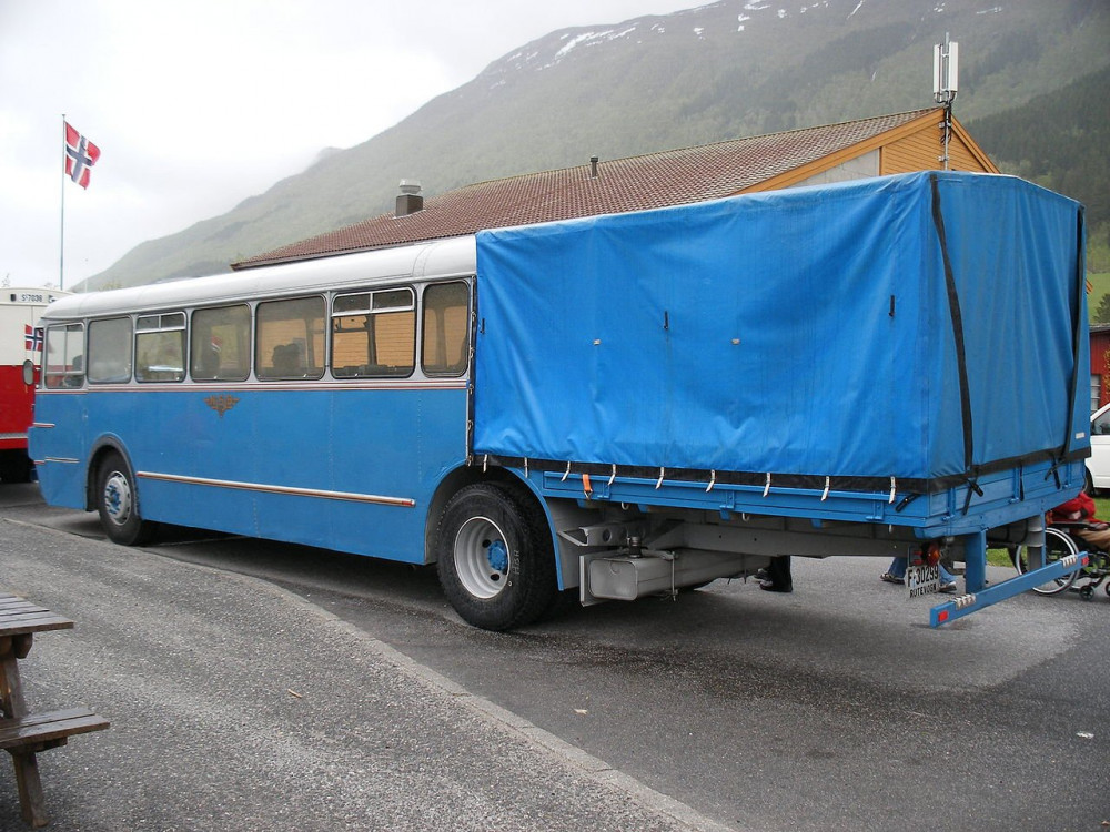 1280px-Kombinert-NSBbil-hh.JPG
