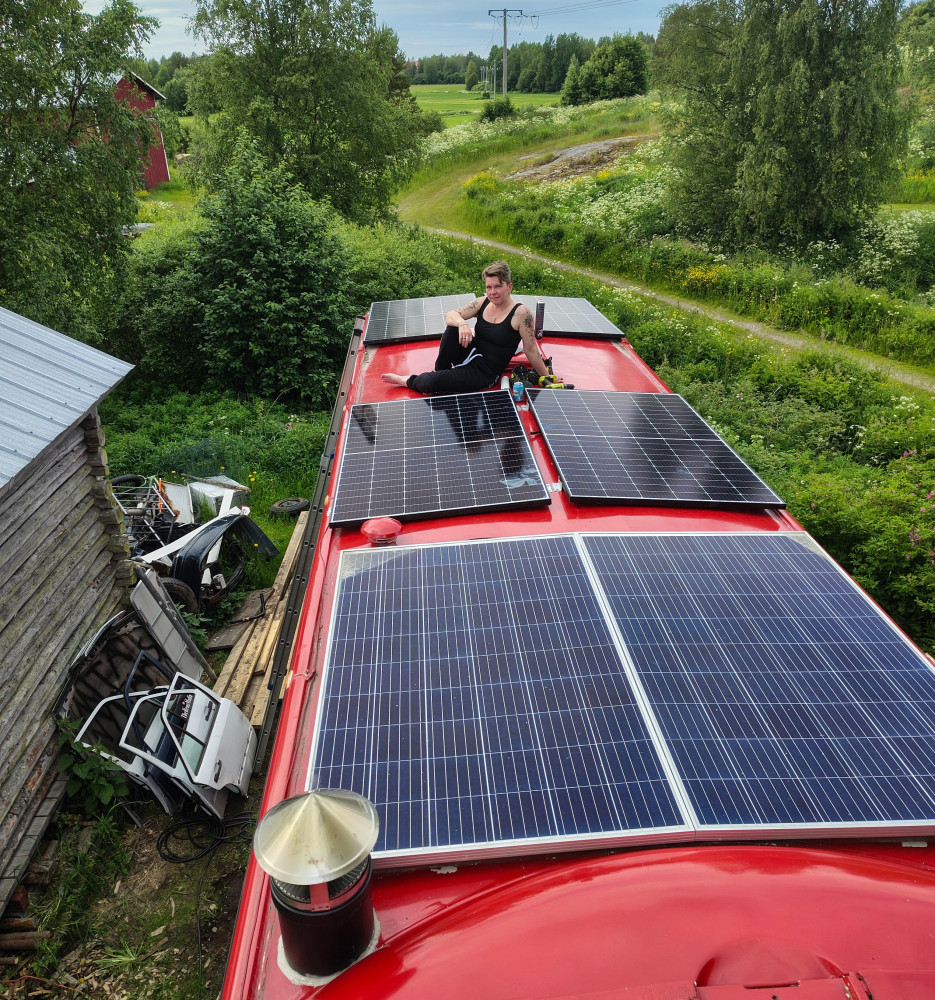 Aurinkopaneleita lisättiin viime viikonloppuna 4x 475w. Josko parantaisi hieman virran riittävyyttä reissuissa