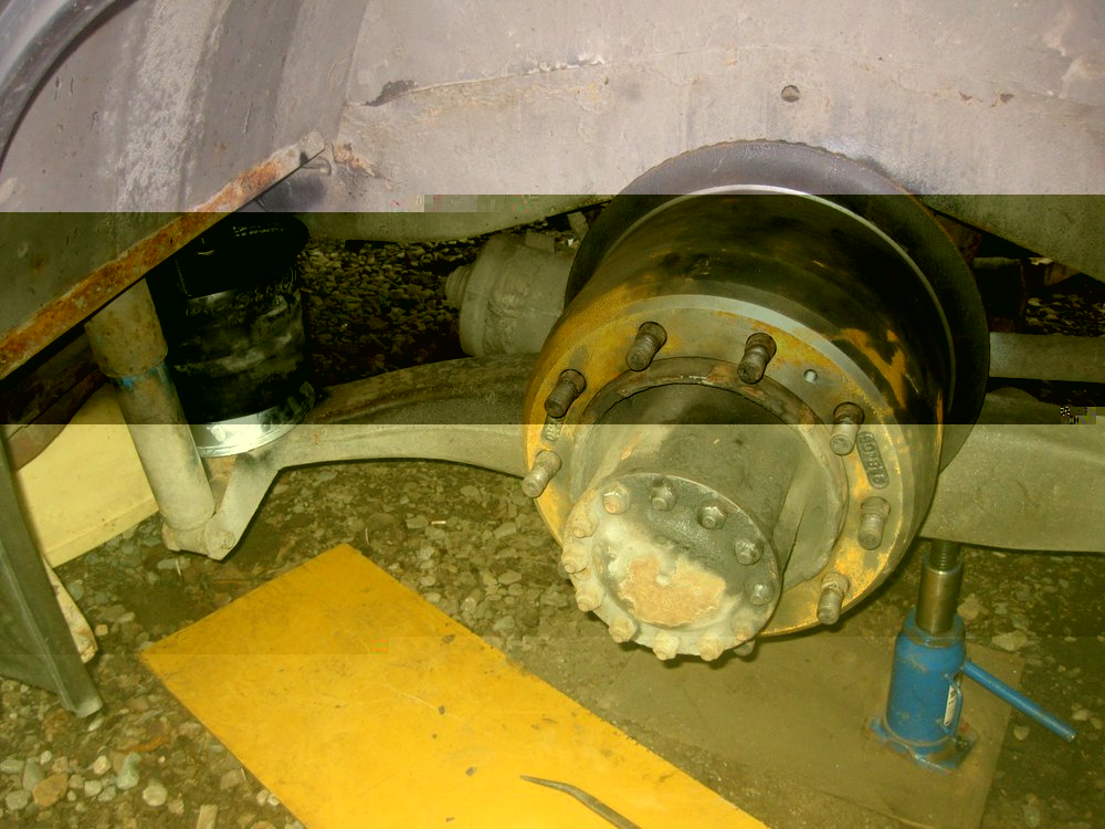 Ympyriäistä vailla valmis.jpg (245.96 KiB) Katsottu 16193 kertaa etupuolen suojapelti paikalle ja ympyriäistä reikään..