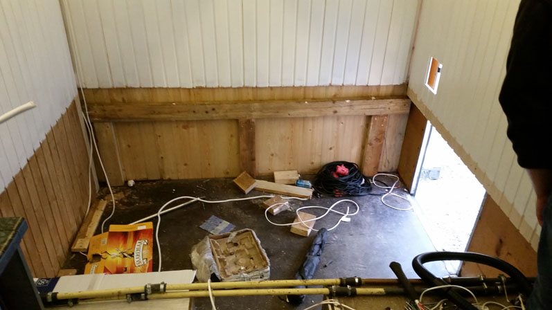 Sänkyjen rungot kokonaan purettuna, alakerta näkyy.
