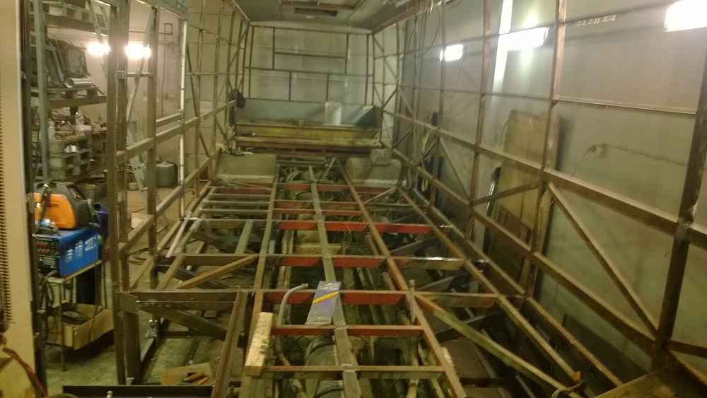 "sinne män se mopo tältä papilta"