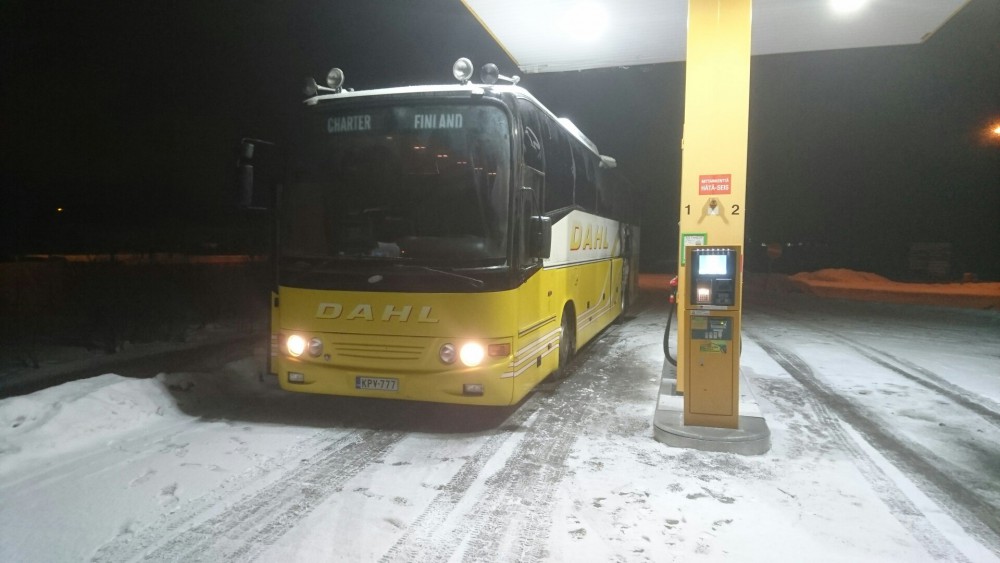 160 litraa dieseliä tankkiin. Mittari näyttää vajaata puolta tankkia.