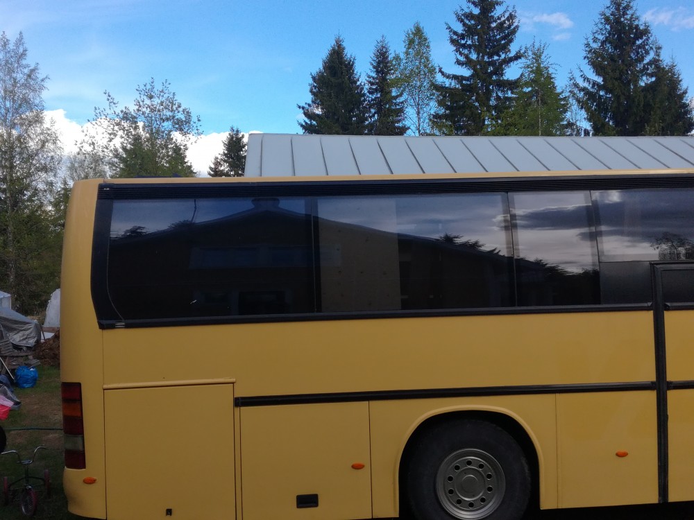 Siinä maalatut finfoamit takinmaisessa ikkunassa