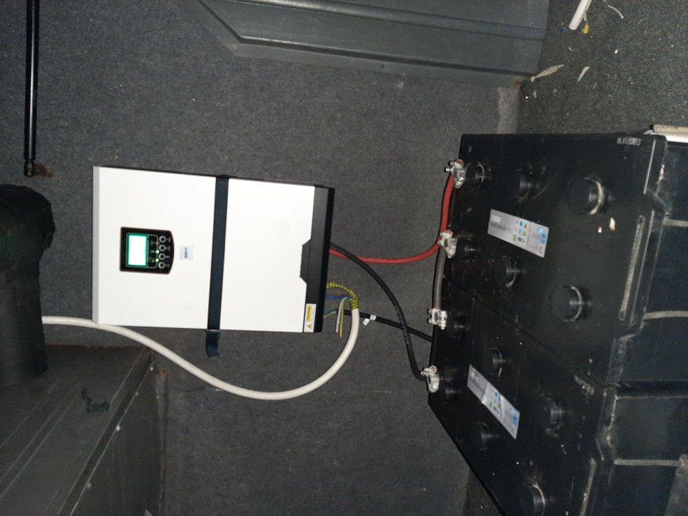 20200328_195305.jpg (1.63 MiB) Katsottu 38287 kertaa Invertteri löysi paikkansa lopulta ruumaan, tarkotus oli laittaa sisätiloihin mutta 2h pyörin sen kanssa enkä löytänyt hyvää sijoitus paikkaa sille sisäsälle,sähköt testattu että pelaa vielä rueta sulakke ja johdot laittaan siististinkiinni